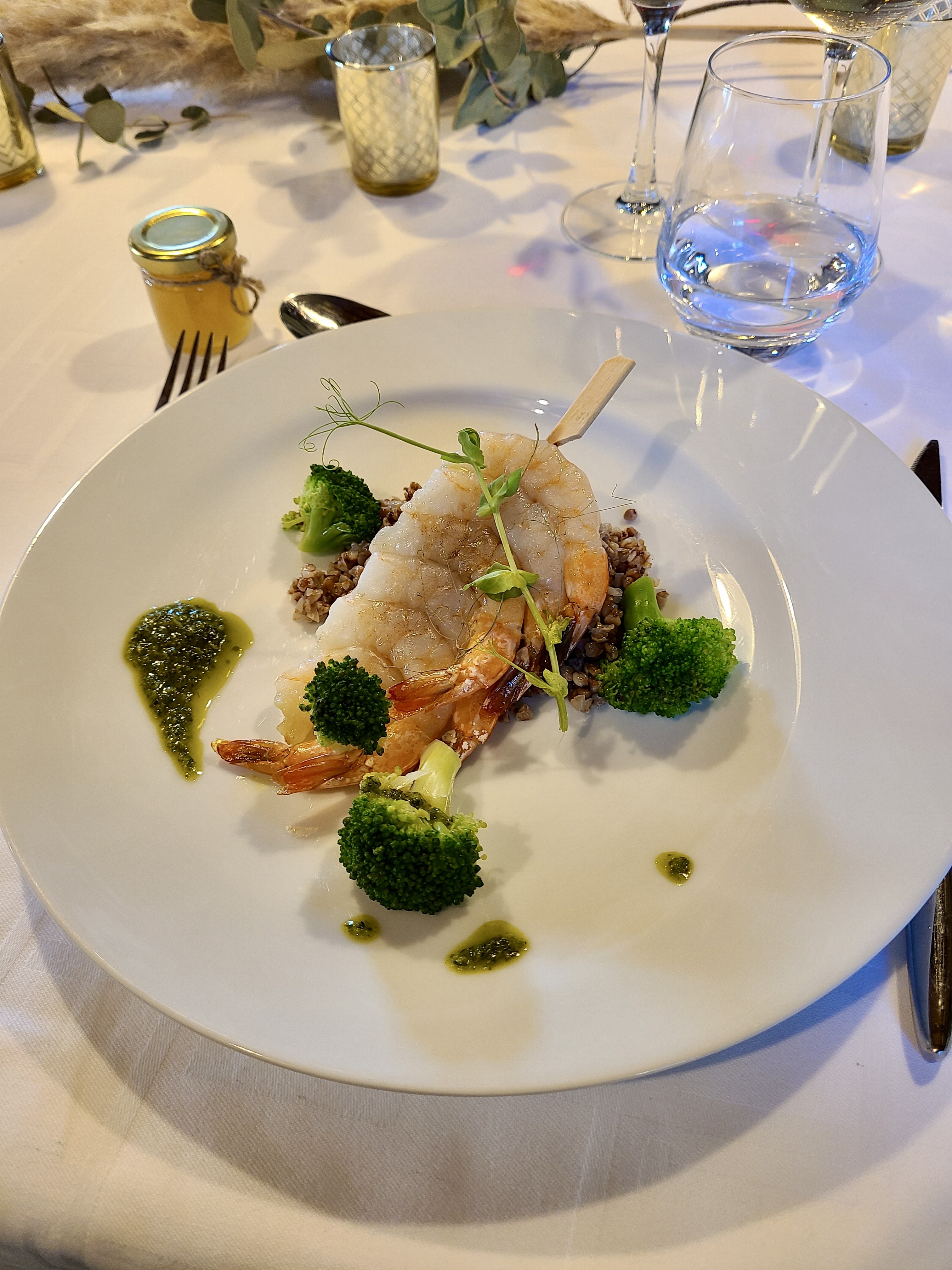 Brochette de Gambas, sarrasin, sommité de brocolis et vinaigrette Chimichurri