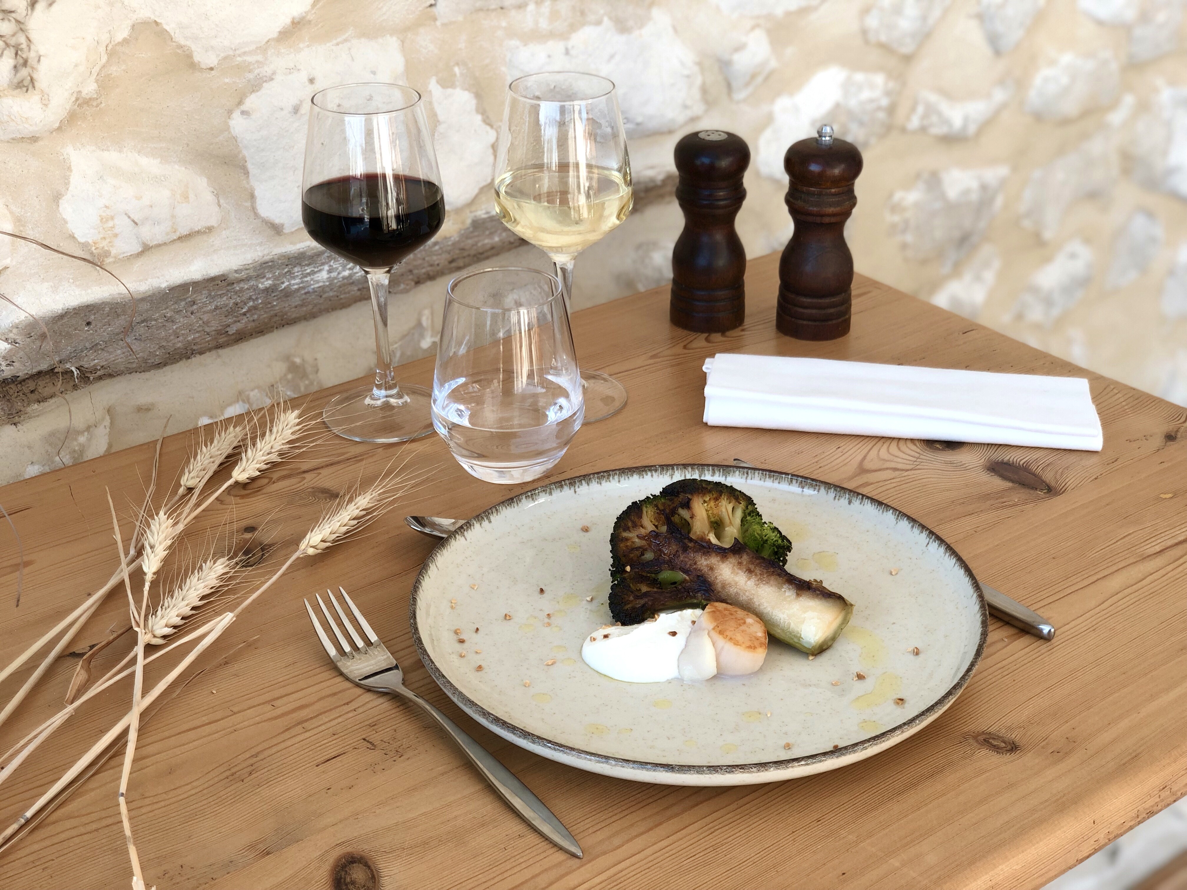 Brocoli grillé, chèvre de Montcavrel, amandes grillées et sa St Jacques