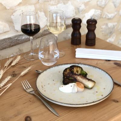 Brocoli grillé, chèvre de Montcavrel, amandes grillées et sa St Jacques