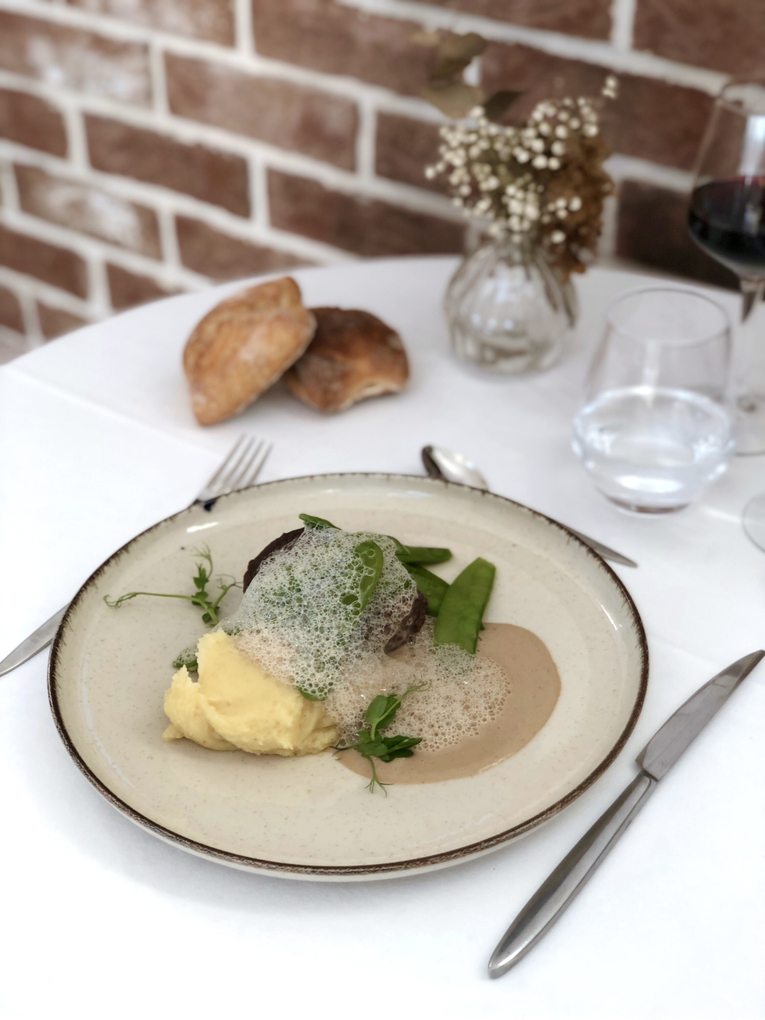 Contre filet de boeuf, purée au beurre de Montreuil, pois gourmands, écume de cèpes