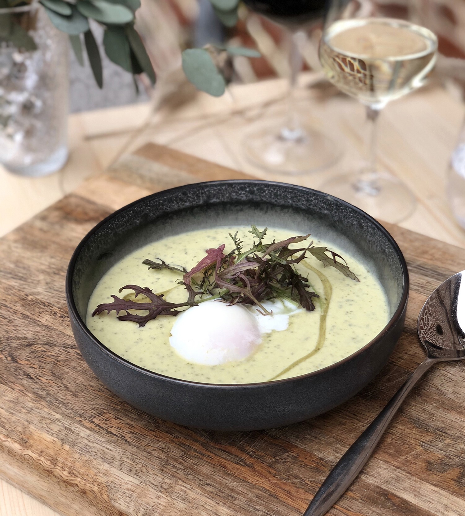 Crème glacée de courgettes, oeuf parfait, huile de noix, pousses de moutarde