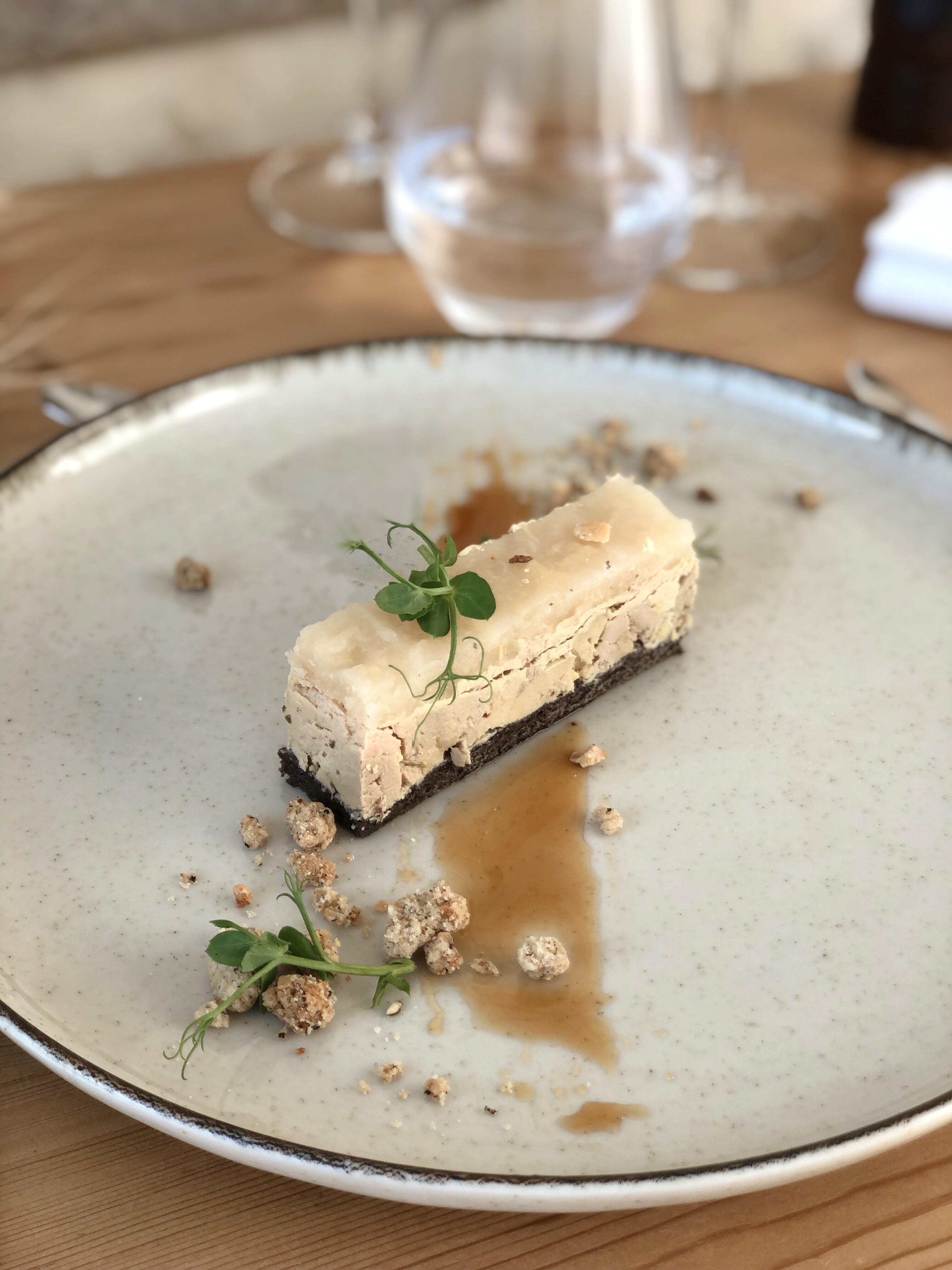 Opéra de fois gras à la poire et sureau, pépites de streusel noisettes, pousses