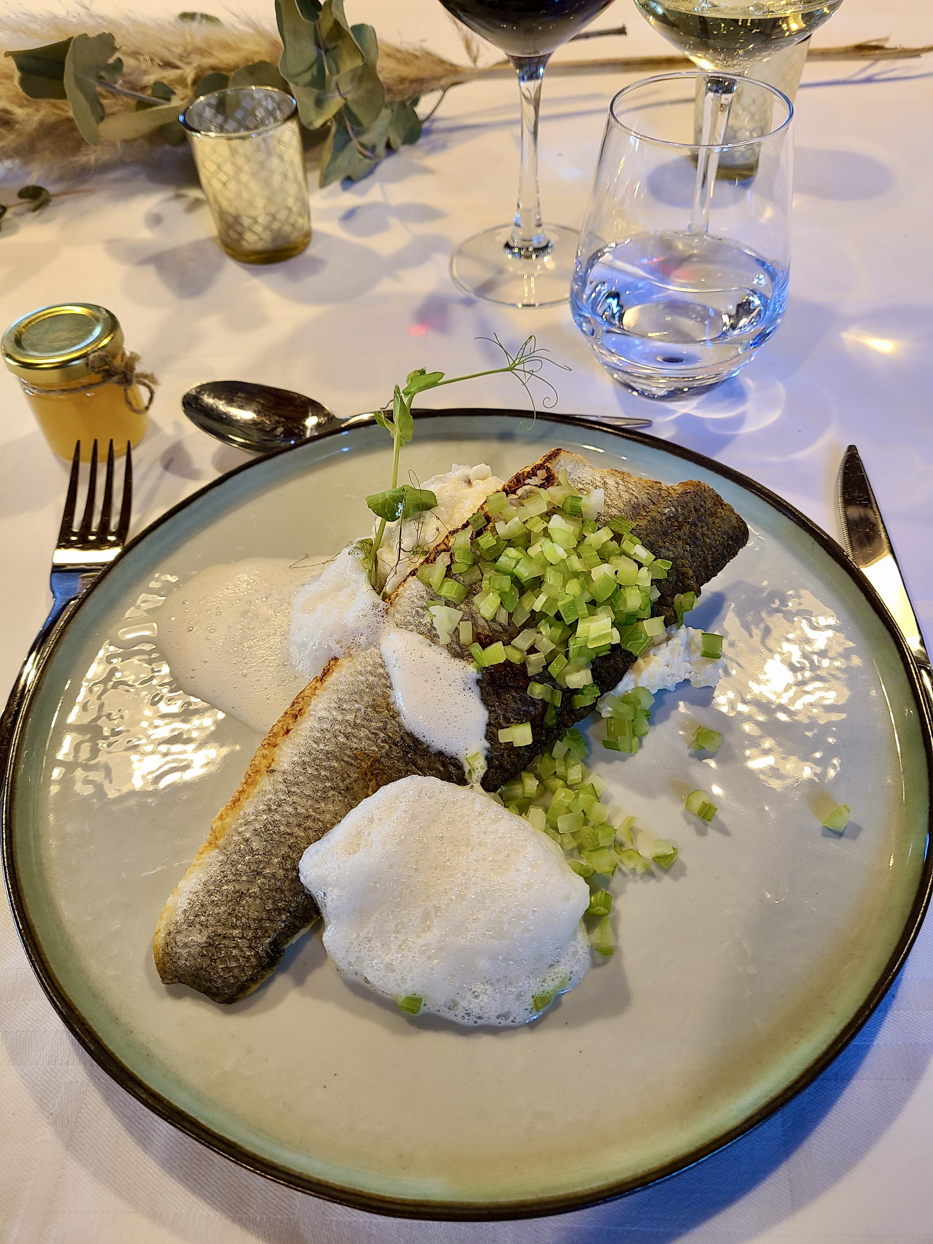 Filet de bar, risotto, brunoise de cèleri branches et écume de bergamote et yuzu