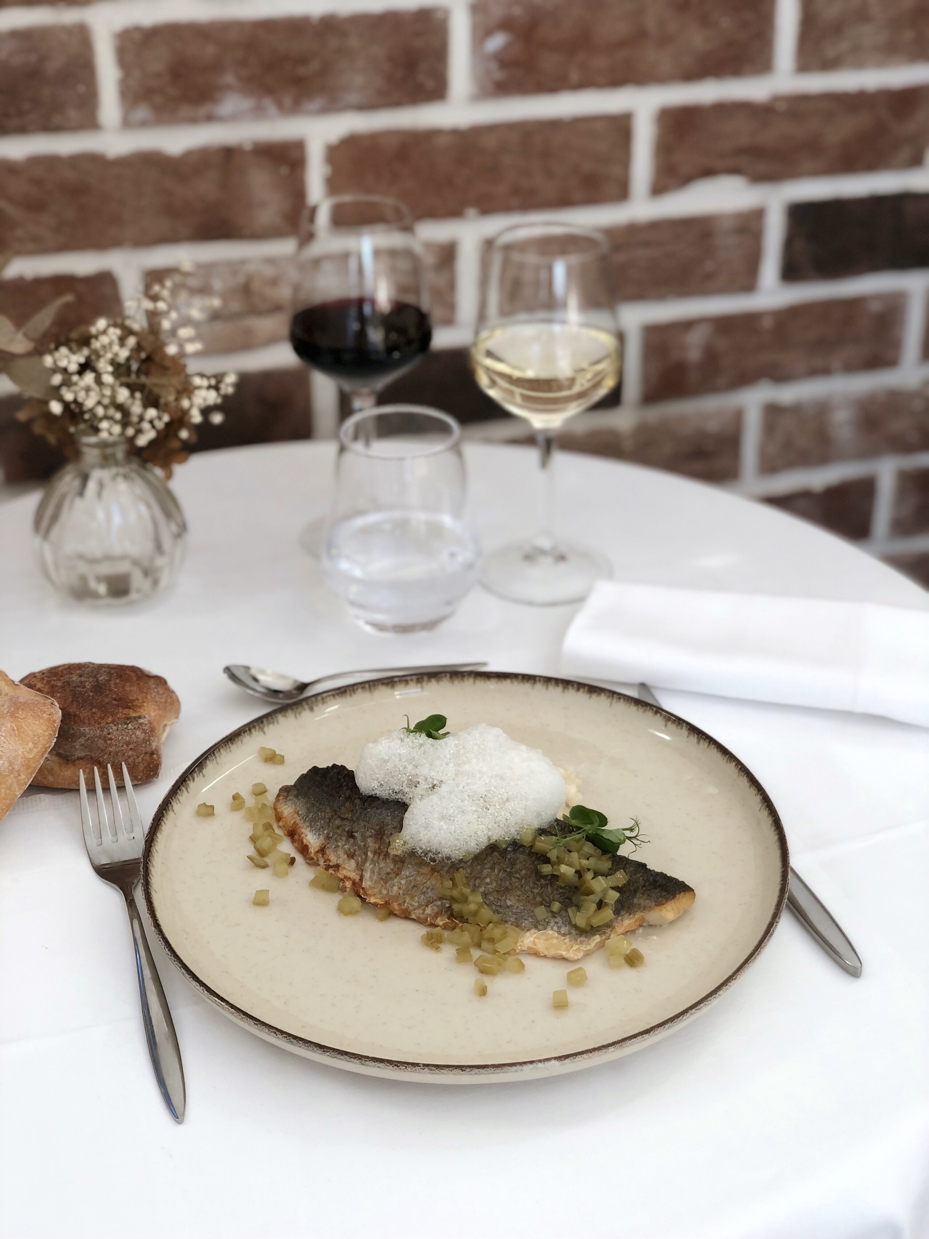 Filet de bar, risotto, brunoise de cèleri branches et écume de bergamote et yuzu