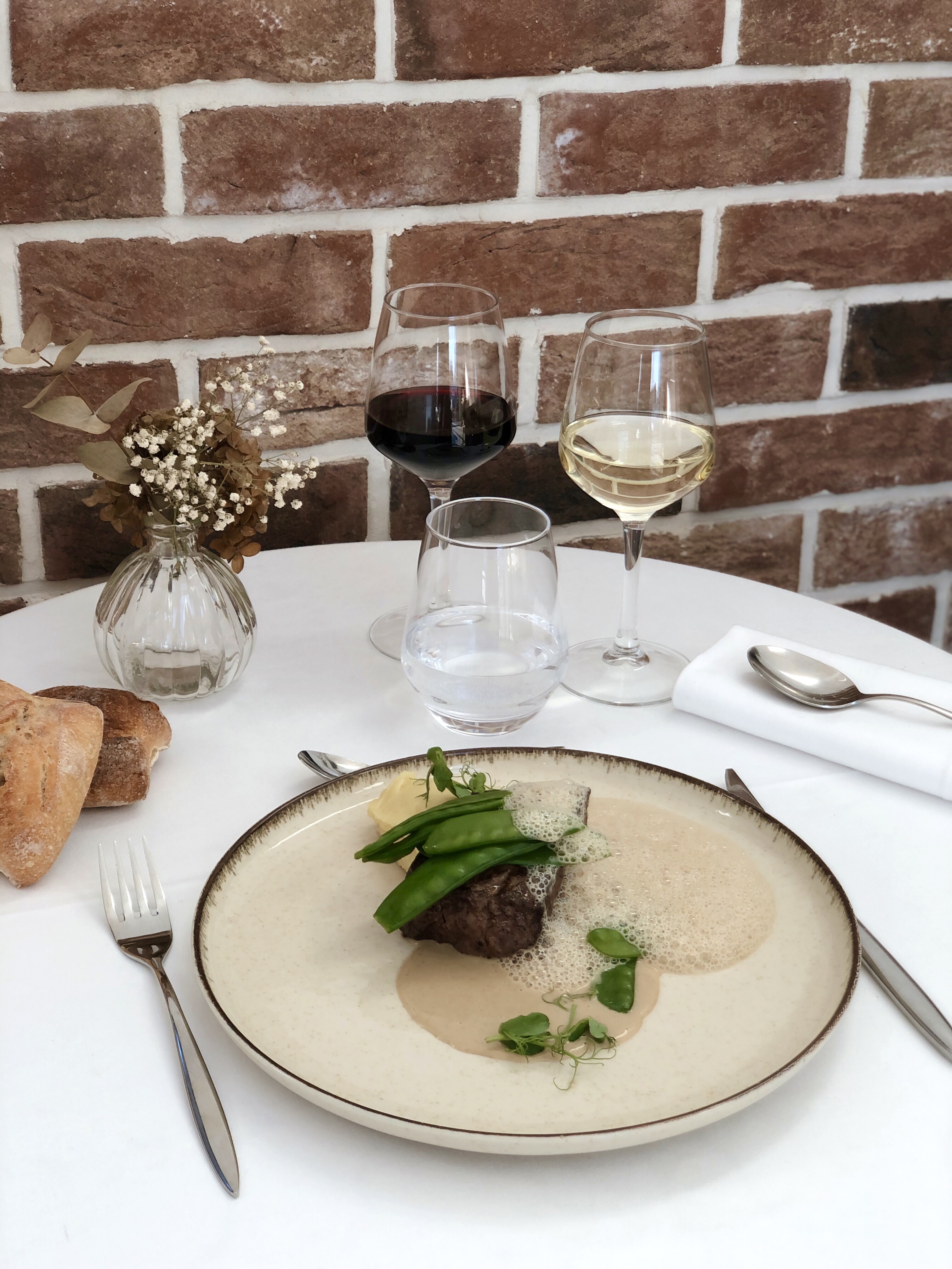 Filet de boeuf, purée au beurre de Montreuil, pois gourmands, écume de cèpes