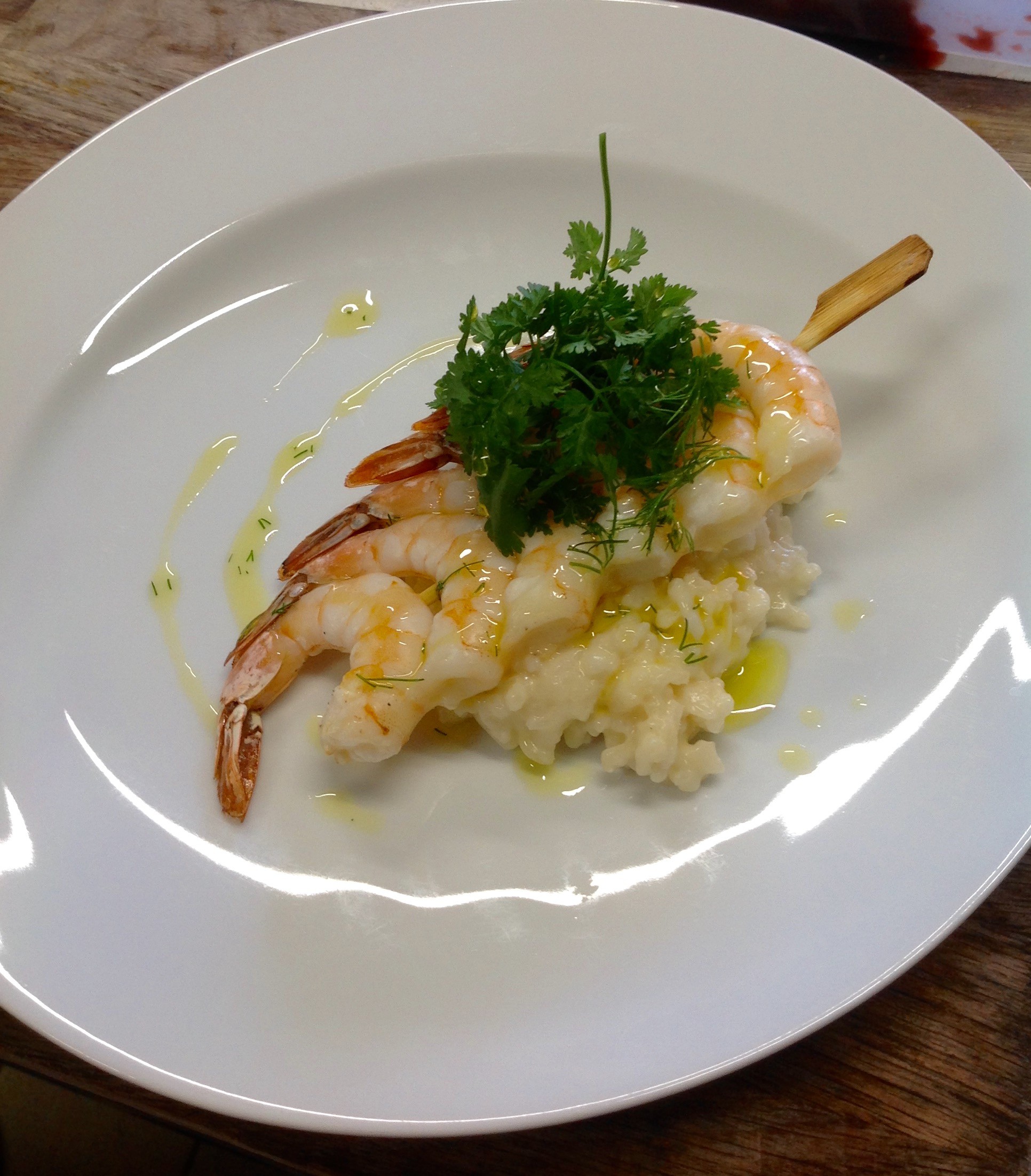 Brochette gambas, risotto parmesan, herbes aromariques,  huile citronnelle et aneth