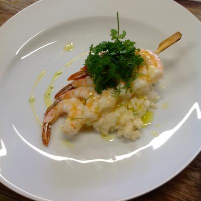 Brochette gambas, risotto parmesan, herbes aromariques,  huile citronnelle et aneth