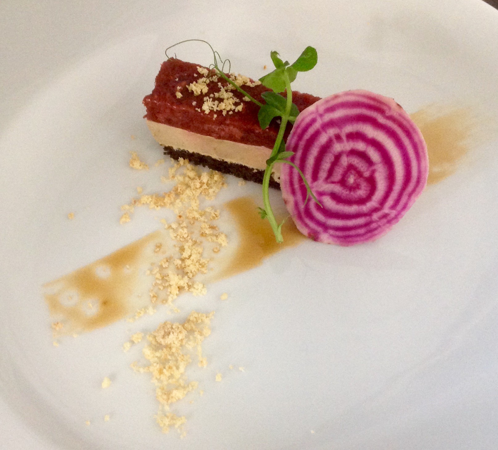 Rectiligne de foie gras betterave, crumble fleur de sel et copeaux de Chioggia