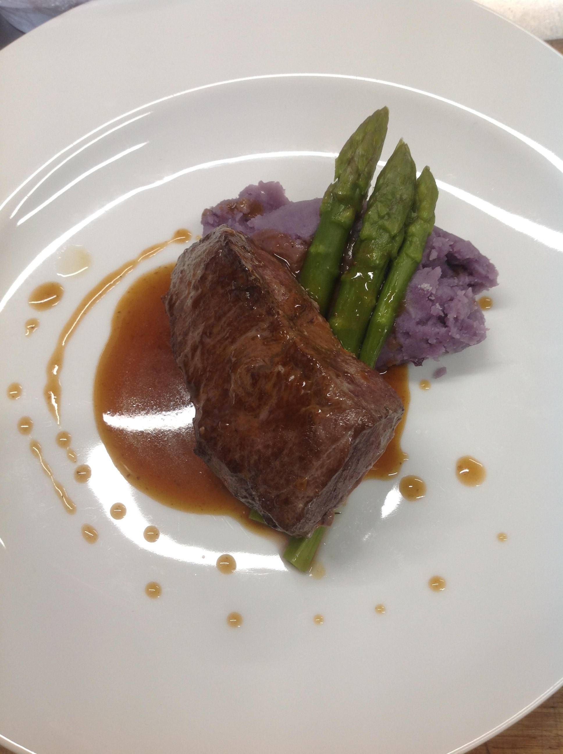 Contre filet, écrasé de bleu d'Artois et asperges vertes