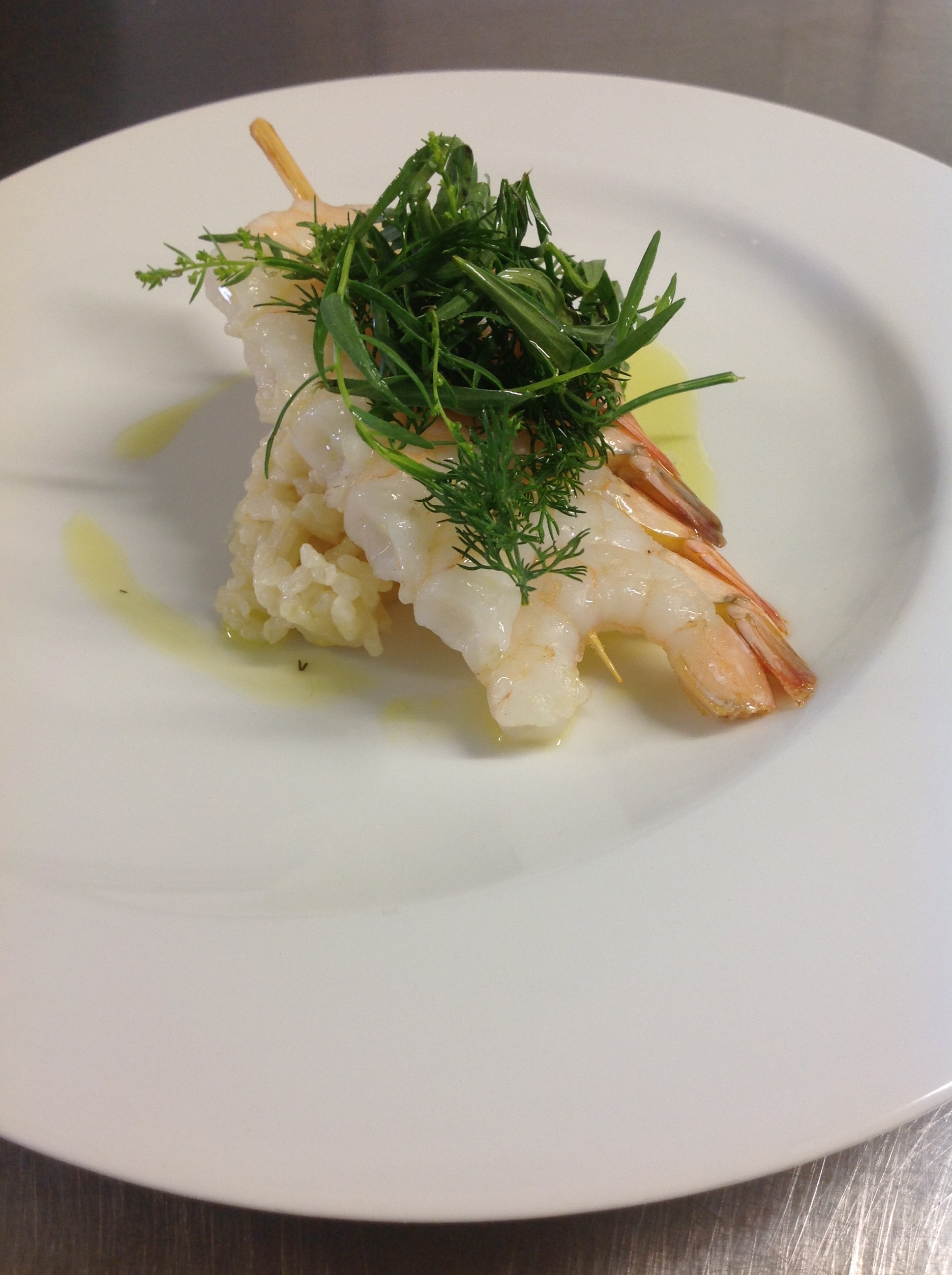 Brochette gambas, risotto parmesan, herbes aromariques,  huile citronnelle et aneth