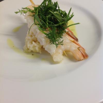 Brochette gambas, risotto parmesan, herbes aromariques,  huile citronnelle et aneth