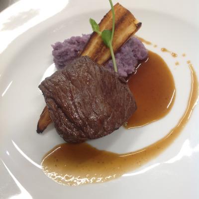 Contre filet, écrasé de bleu d'Artois et panais rôti 