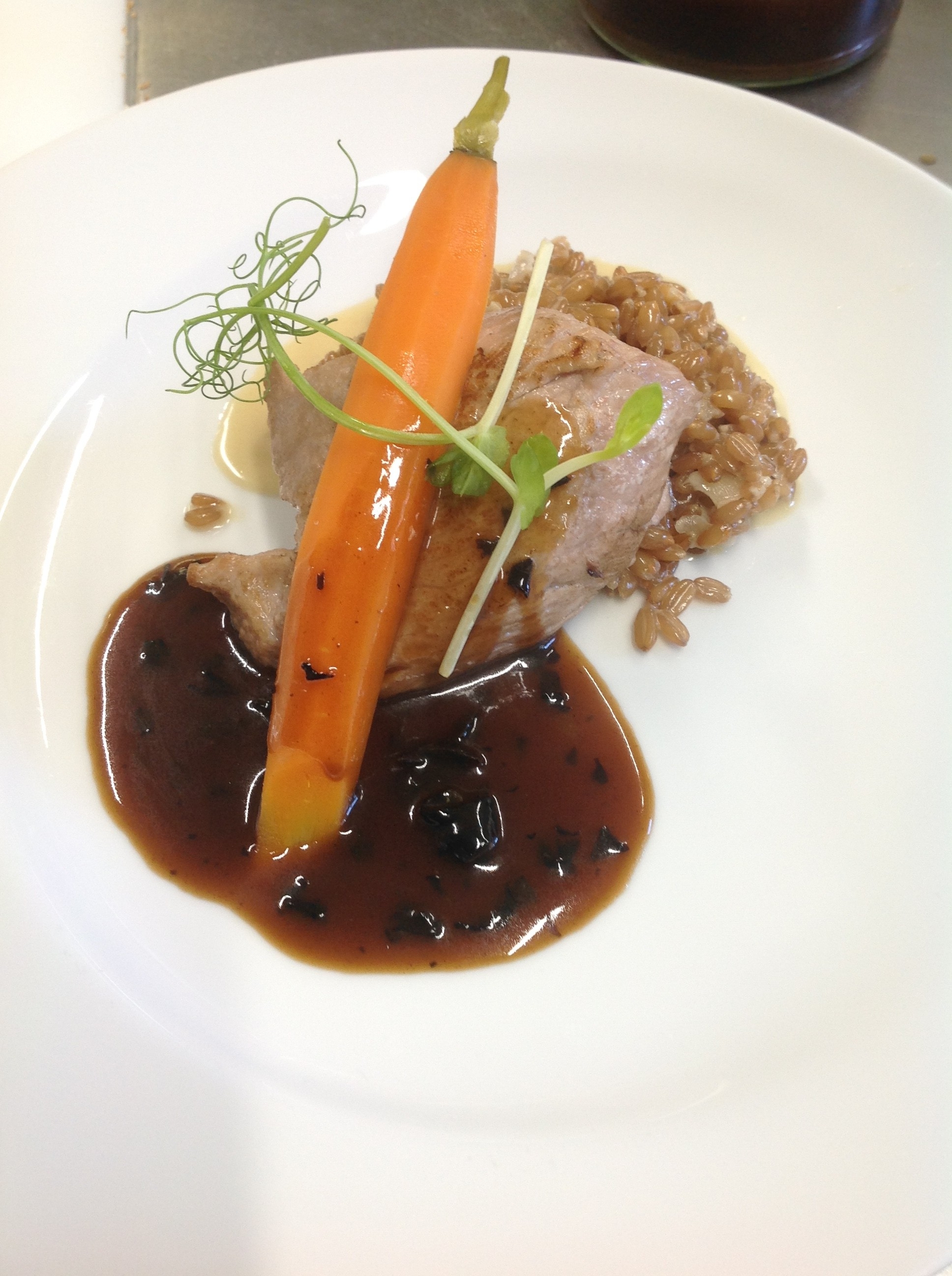 Pavé de veau, risotto d'epeautre, carotte fane, jus aux trompettes