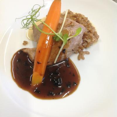 Pavé de veau, risotto d'epeautre, carotte fane, jus aux trompettes