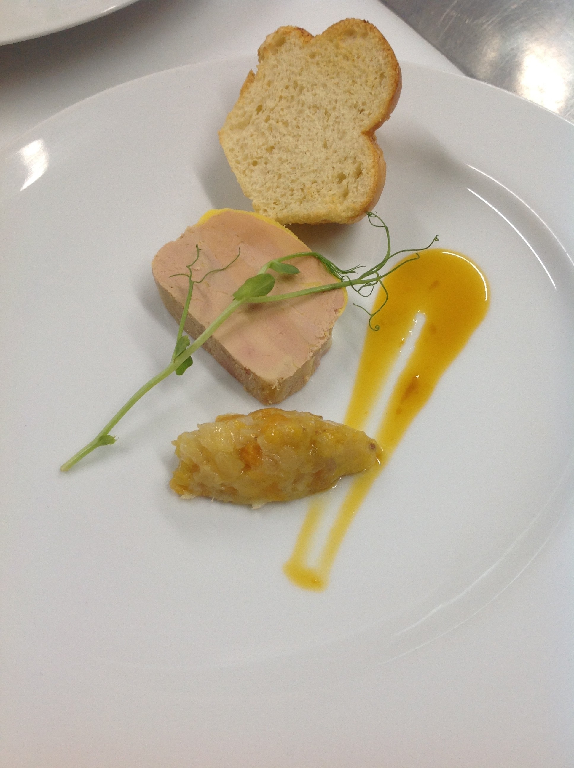 foie gras de canrd mi-cuit, chutney exotique au poivre Timut, réduction passion