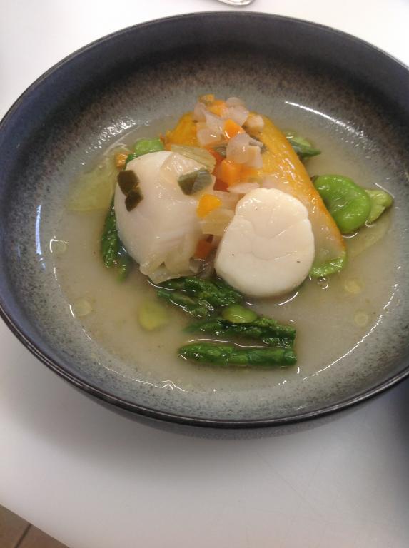 Duo de St Jacques et haddock, pointes d'asperges et fèves, huile de sesame
