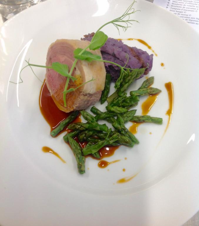 Canon d'agneau, écrasé de vitelotte, pointes d'asperges,