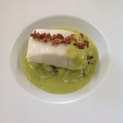 Tronçon de cabillaud, fondue de poireaux, crème de  petits pois, éclats de Serran