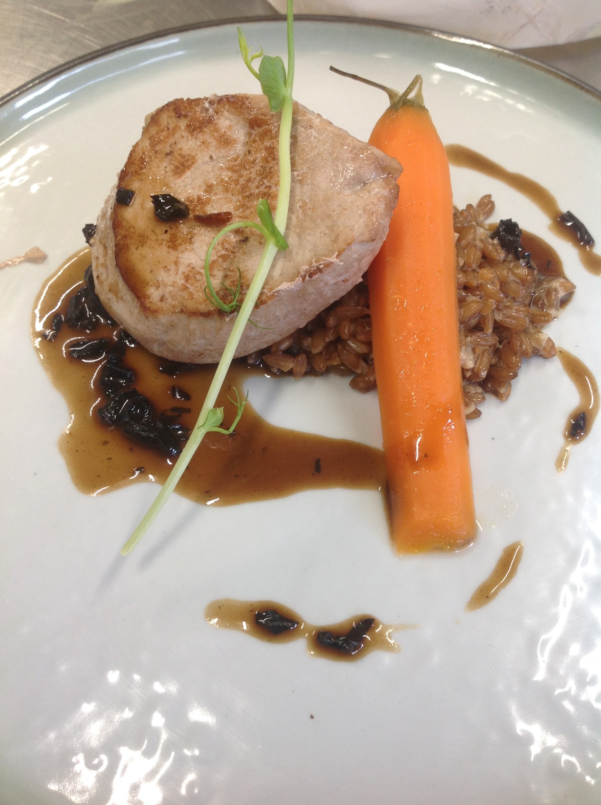 Pavé de veau, risotto d'epeautre, carotte fane, jus aux trompettes