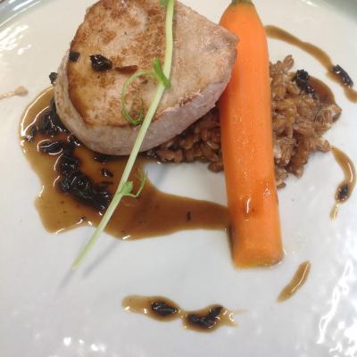 Pavé de veau, risotto d'epeautre, carotte fane, jus aux trompettes