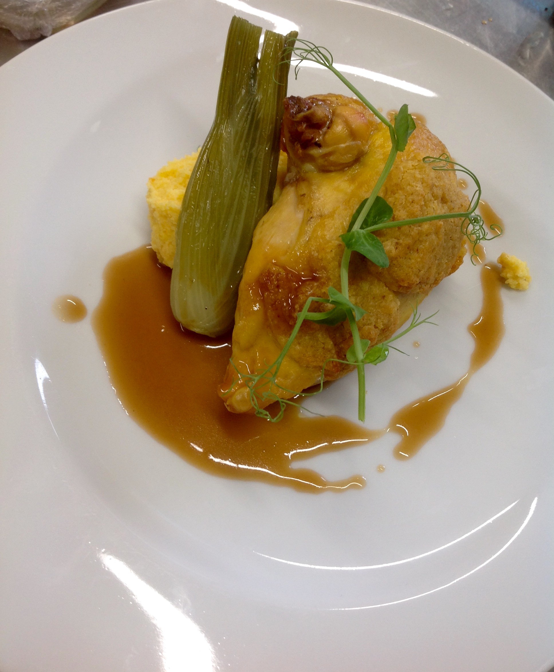 Suprême de poulet au citron confit, polenta à la carotte, mini fenouil