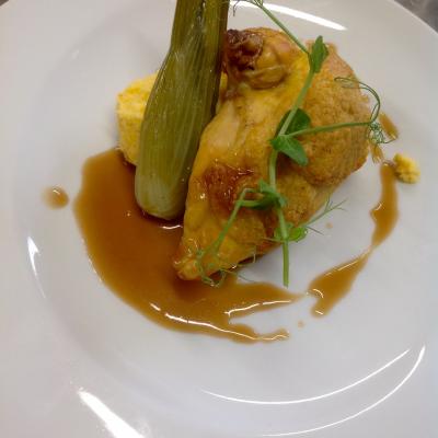 Suprême de poulet au citron confit, polenta à la carotte, mini fenouil