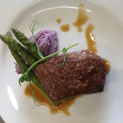 Contre filet, écrasé de bleu d'Artois et asperges vertes