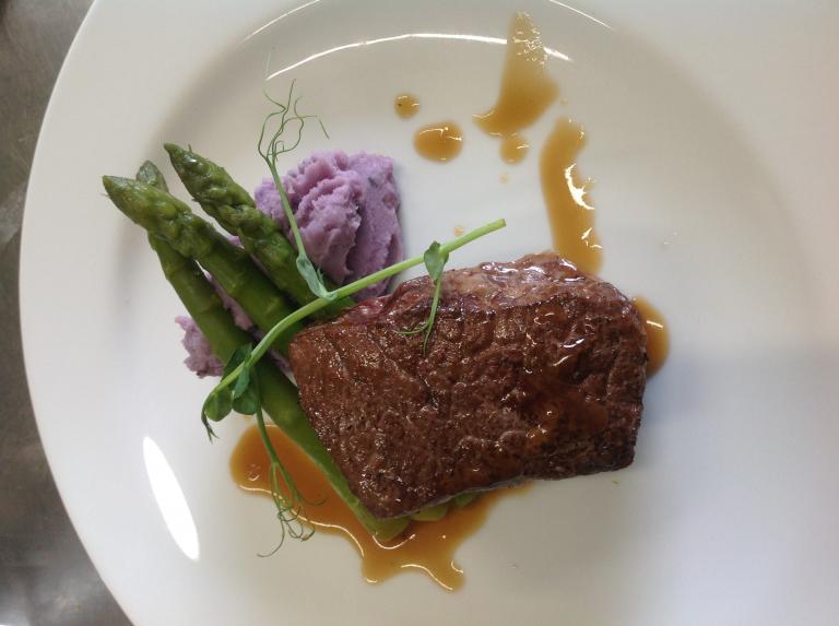 Contre filet, écrasé de bleu d'Artois et asperges vertes