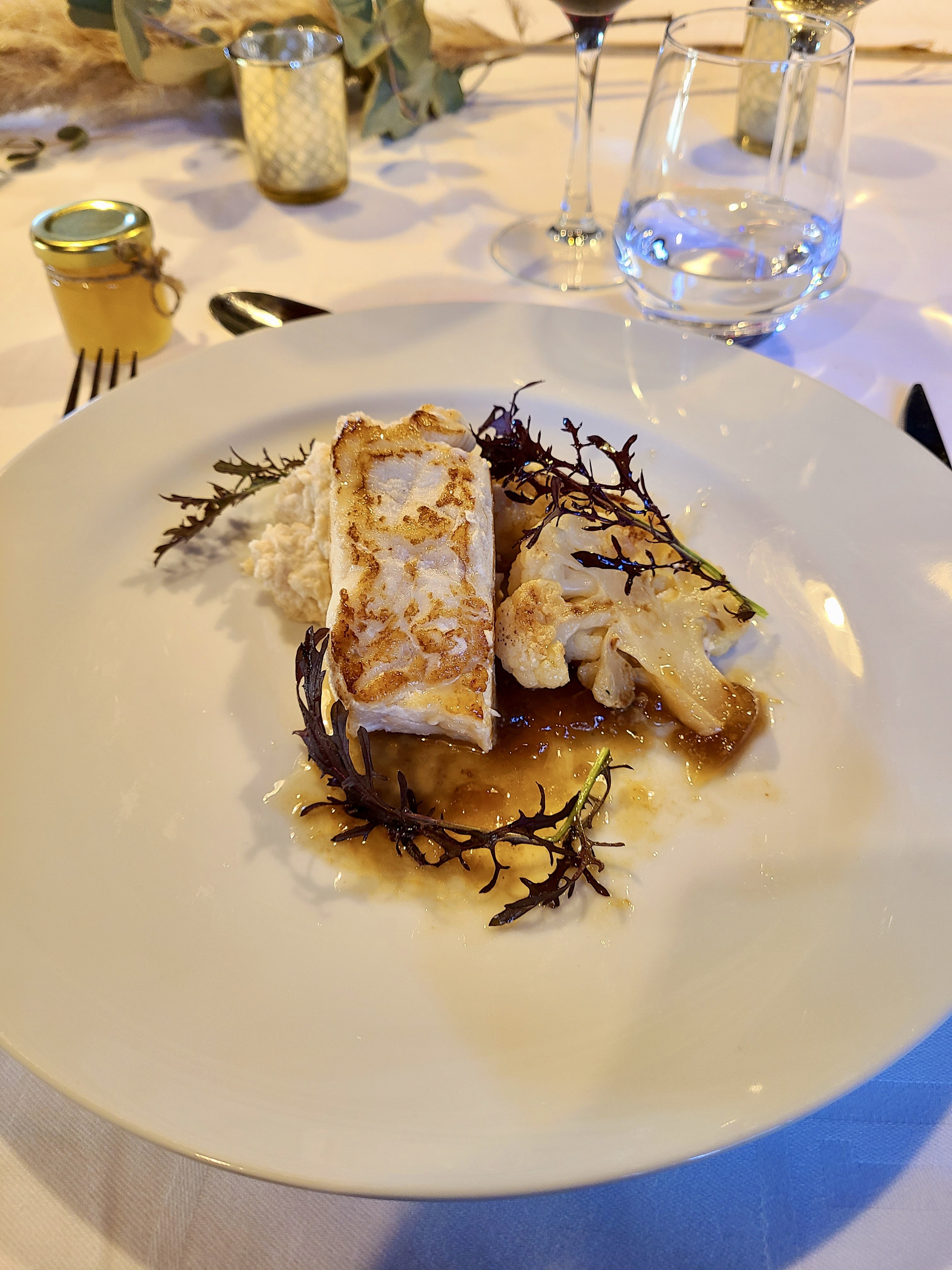 Médaillon lotte, mousseline choux fleur, choux snacké, pousses moutarde, jus poulet rôti