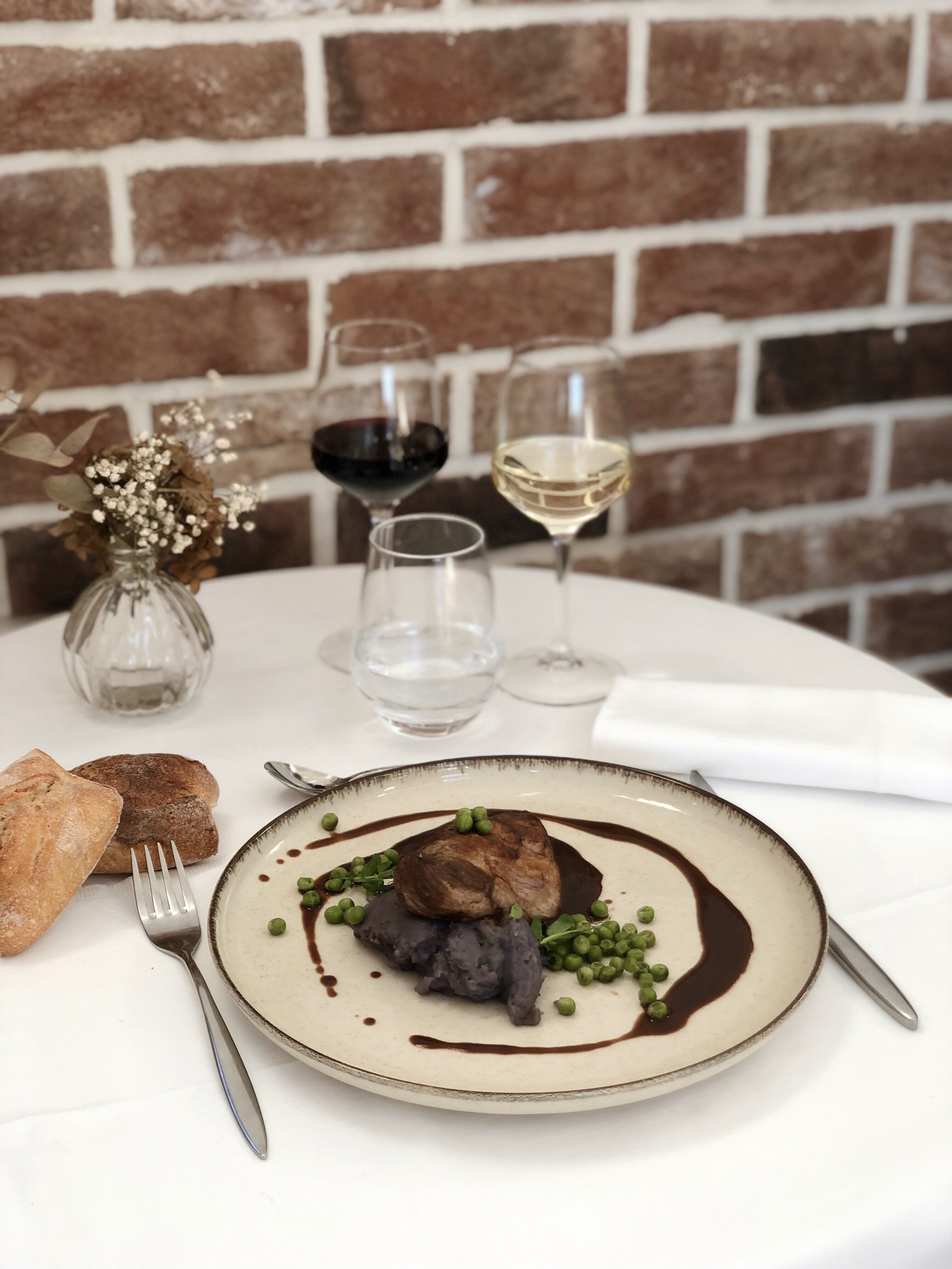 Mignon de porc, écrasé de bleu d'Antan, petit pois, jus au chocolat