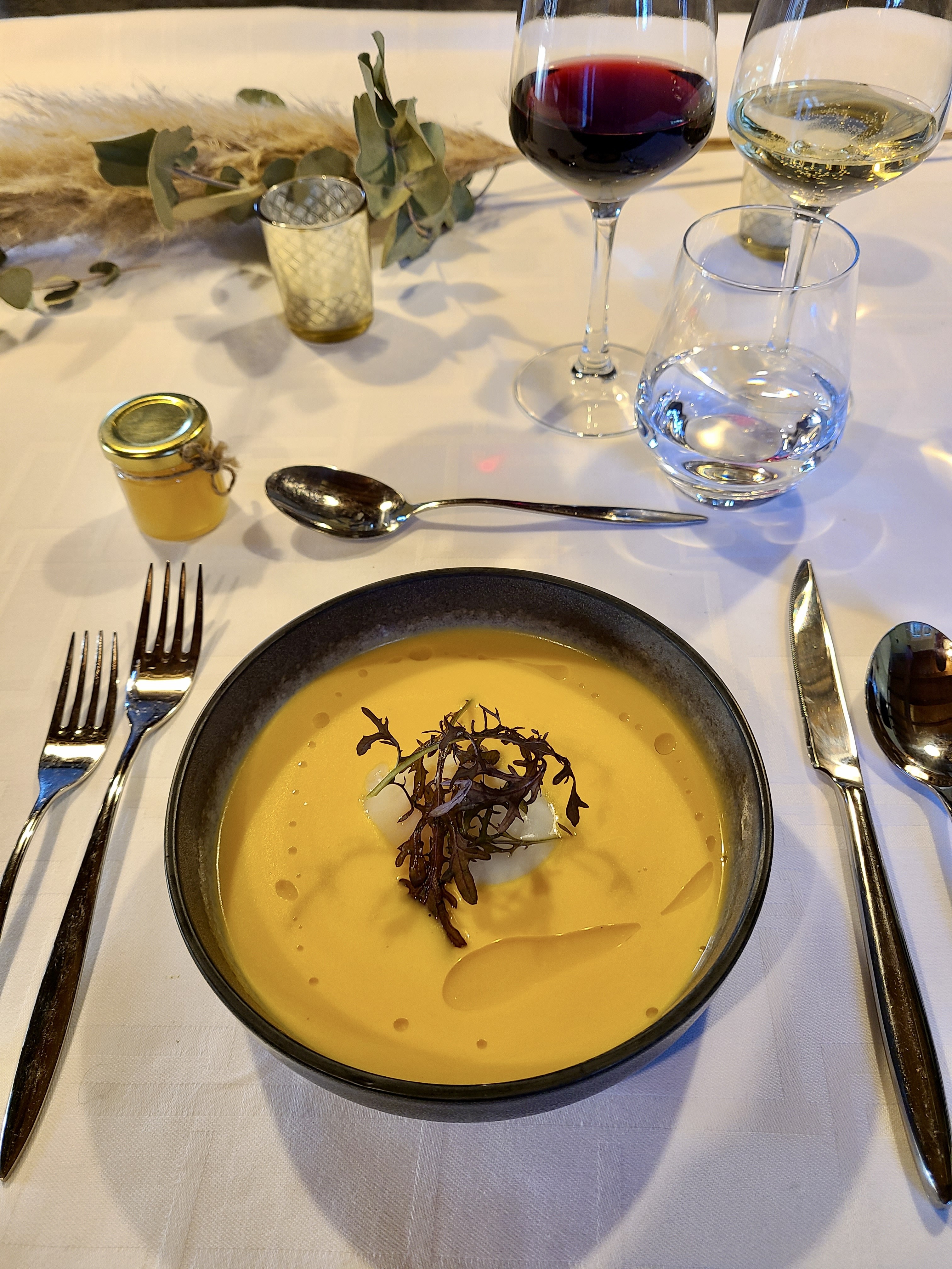 Oeuf parfait de Montcavrel, crème de butternut, pousses de moutarde et huile de noix