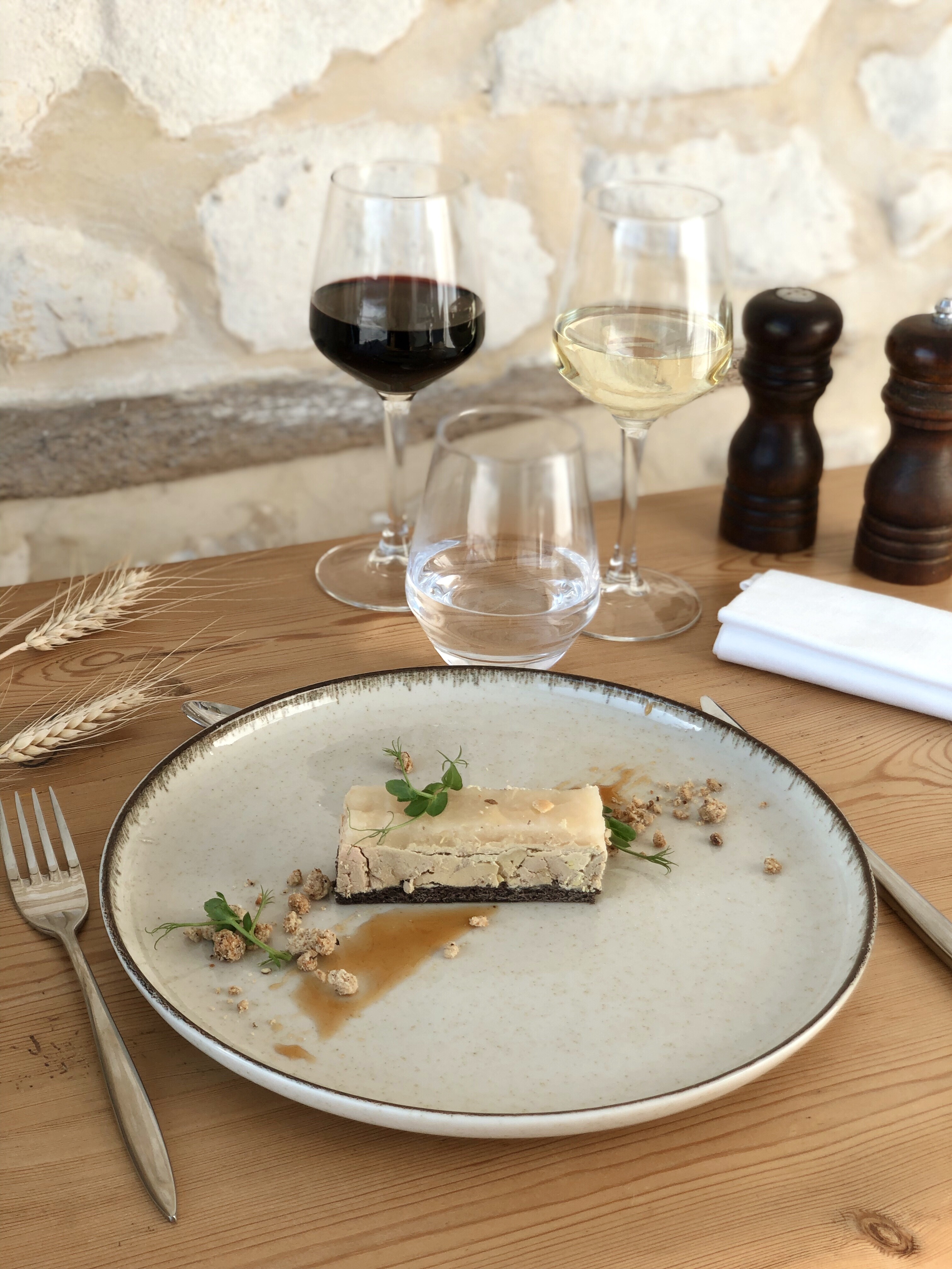 Opéra de fois gras à la poire et sureau, pépites de streusel noisettes, pousses