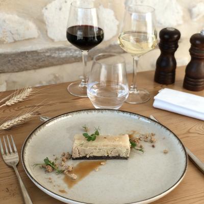 Opéra de fois gras à la poire et sureau, pépites de streusel noisettes, pousses