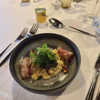 Risotto de boulgour au gorgonzola, noix grillés, échines de porc séchés et salade d'herbes