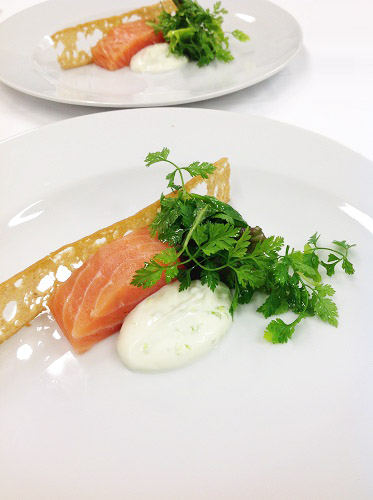 Saumon gravlax et crème acidulée