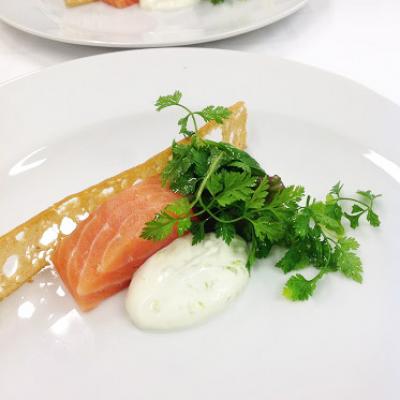 Saumon gravlax et crème acidulée