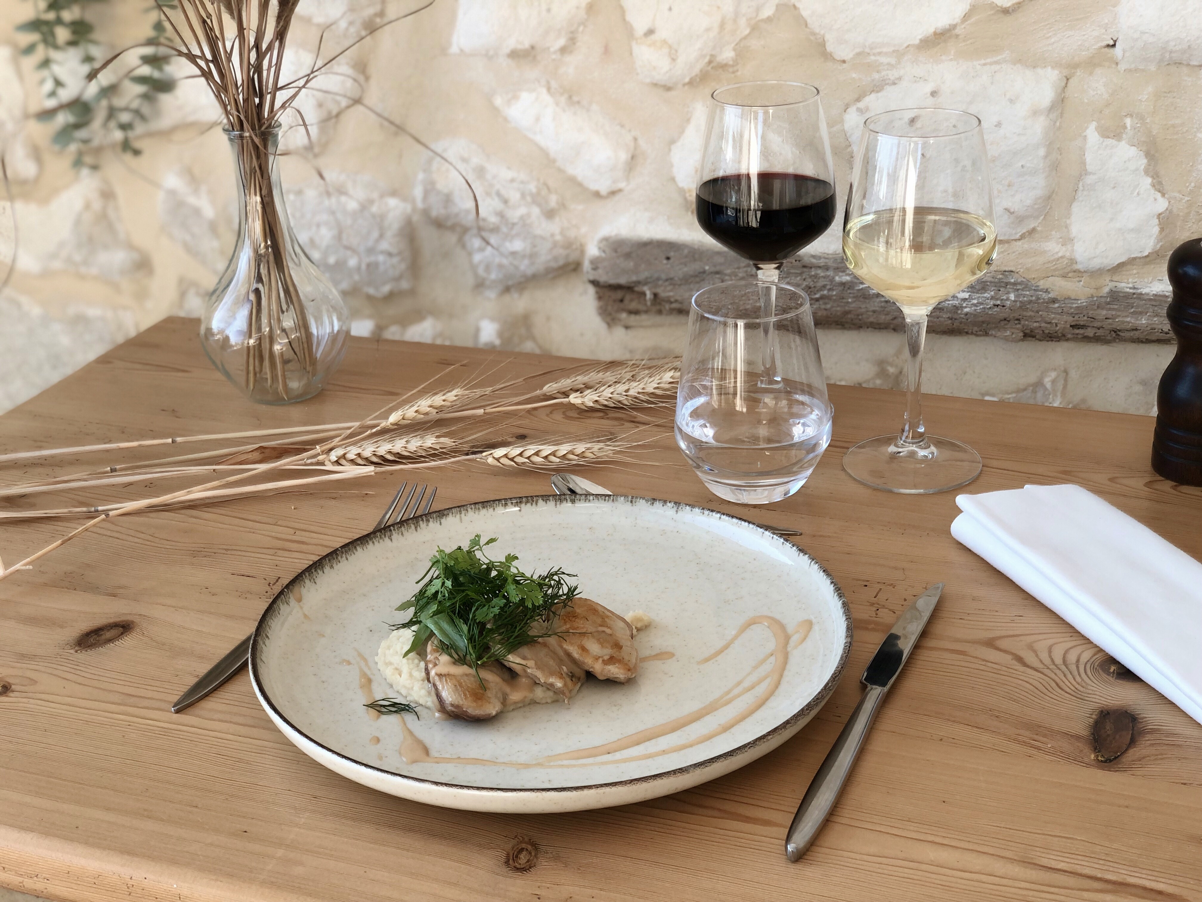 Trio de suprême de caille snackés, mousseline de cèleri, vinaigrette jus de viande