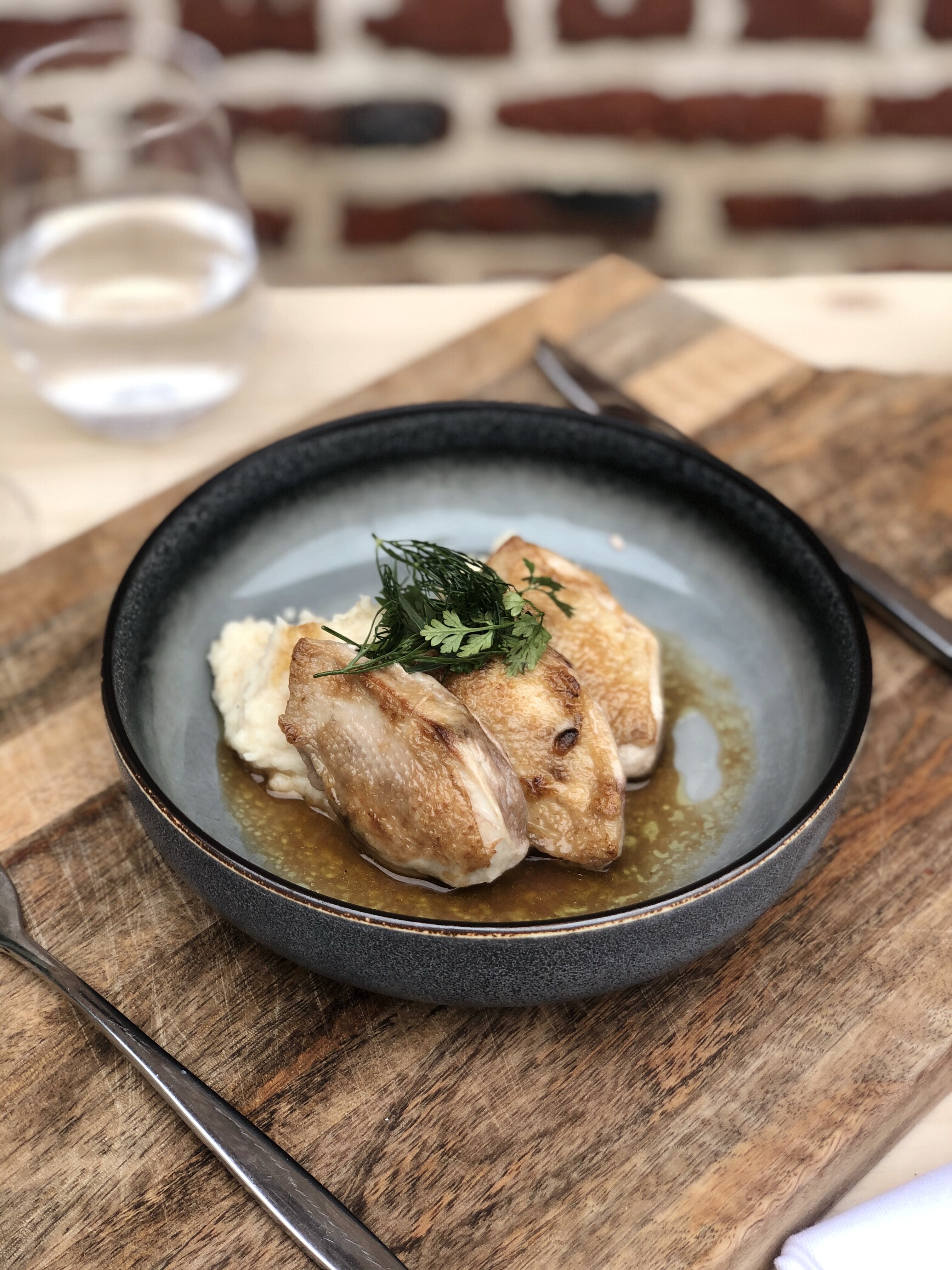 Trio de suprême de caille snackés, mousseline de cèleri, vinaigrette jus de viande