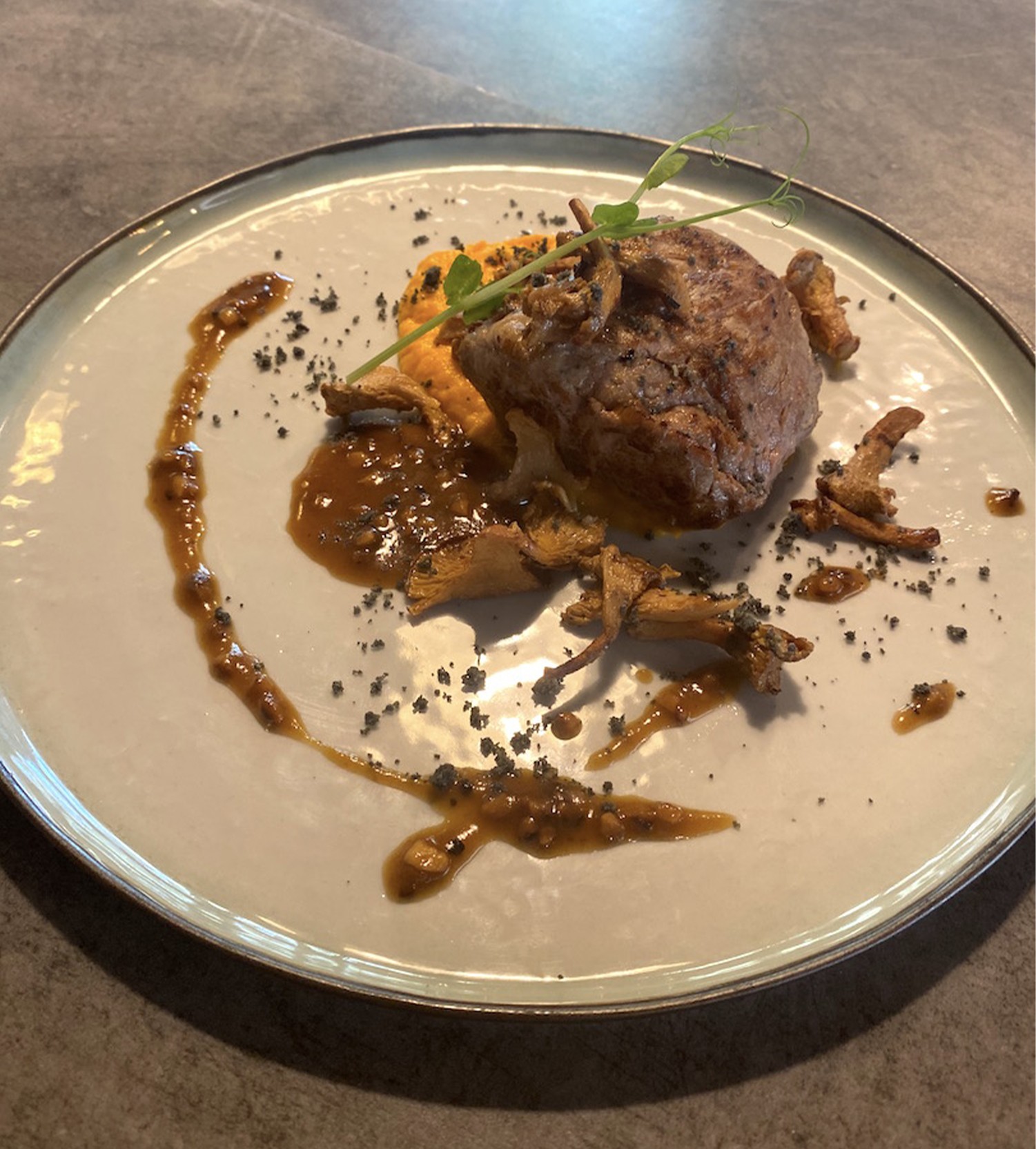 Pavé de Veau, mousseline de carotte, shiitakes, crumble au charbon noir, jus d'amande