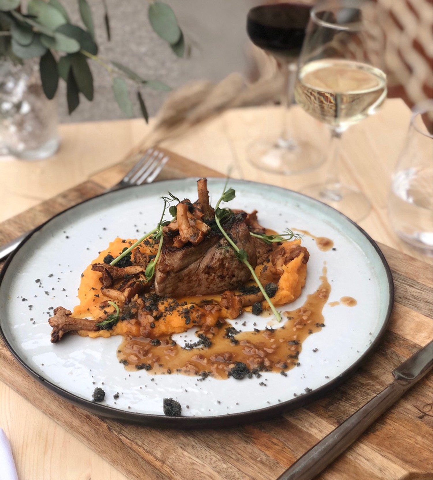 Pavé de Veau, mousseline de carotte, shiitakes, crumble au charbon noir, jus d'amande