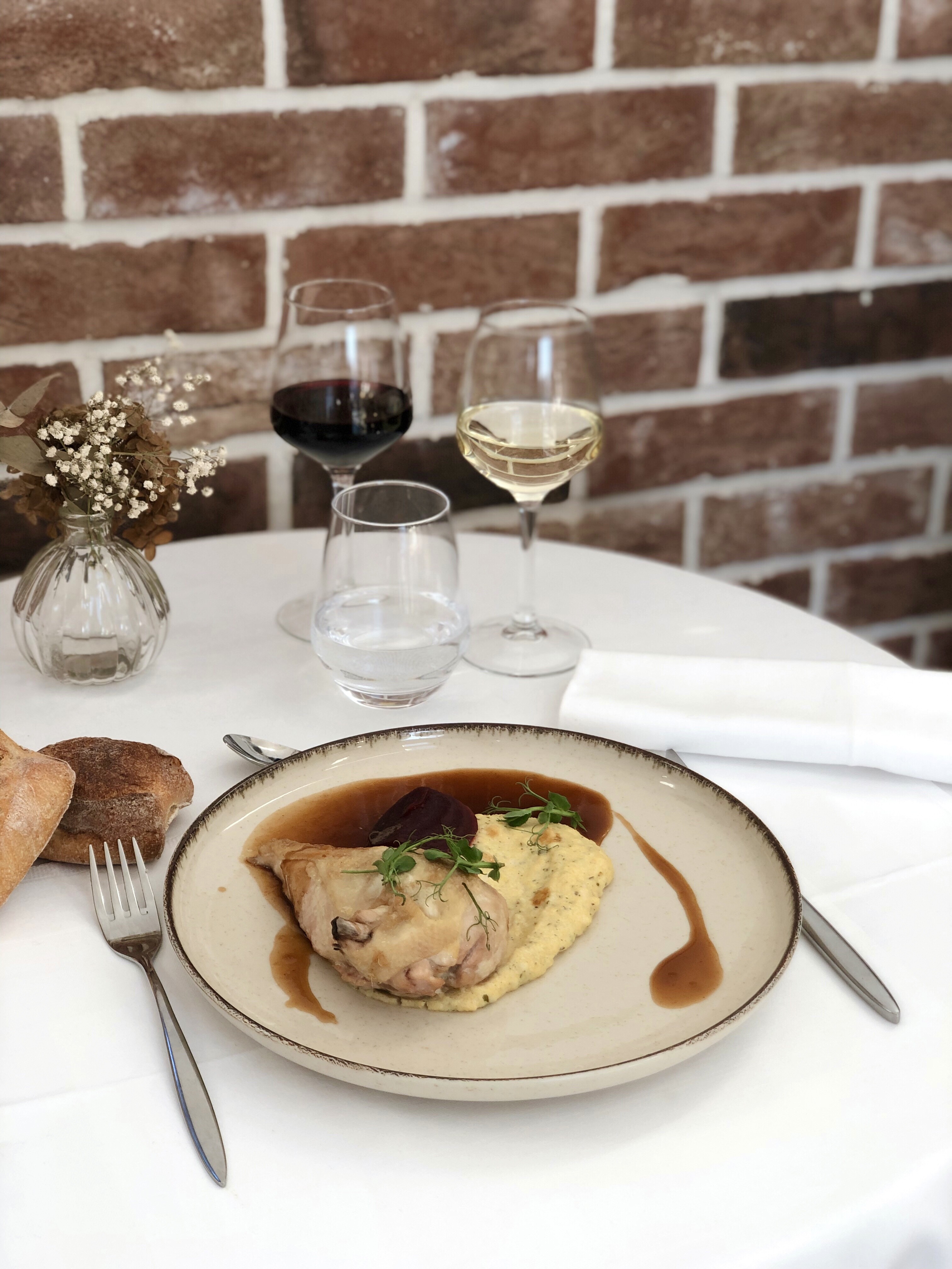 Volaille, jus à la chicorée, polenta crémeuse, quartier de betteraves au miel de Montreuil